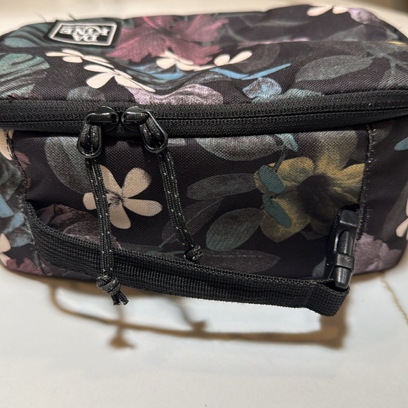 Dakine School Black Kids Tropic Dusk Lunch box / bag  5L with Floral Design - Picture 4 of 9